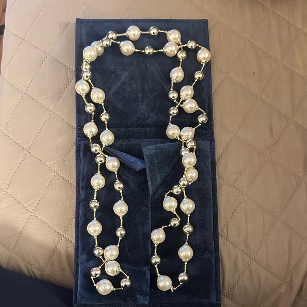 Elegant Pearl and Gold Necklace